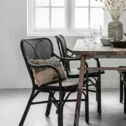 Musta Rottinkituoli Torino -Kaappi | Vitriinikaappi Ale musta klassikko rottinkituoli torino sisustuksessa 2