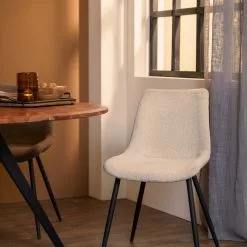 Vaalea Ruokapöydäntuoli Kate -Kaappi | Vitriinikaappi Ale vaalea ruokapoydantuoli kate sisustuksessa