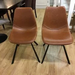 Industrial Tuoli Alicia Konjakki -Kaappi | Vitriinikaappi Ale vasen franky oikea alicia